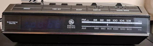 Vintage General Electric GE Alarm Clock Radio Model 7-4642B