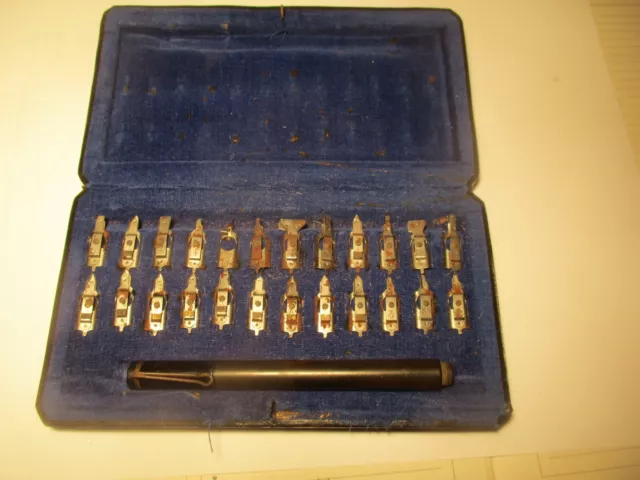 Vintage: pour collectionneur ECRITURE : Etui GRAPHOS PELIKAN -24 plumes + 1 pce