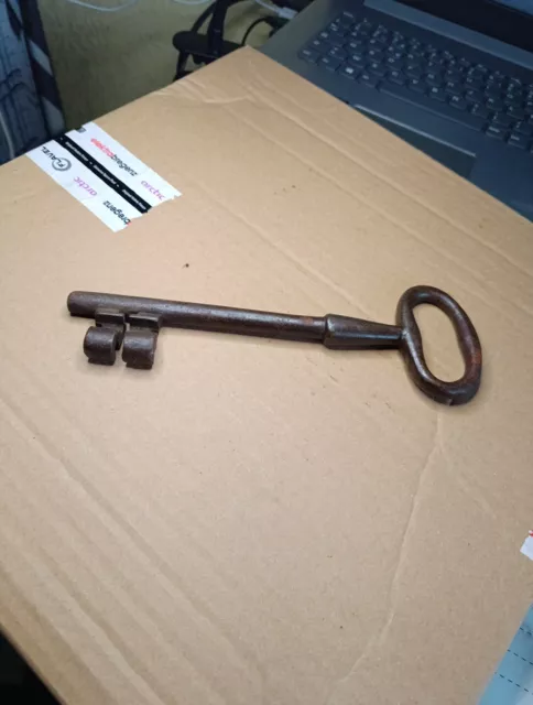 ANCIENNE grosse  clé clef fer forgé atelier 19.5cm