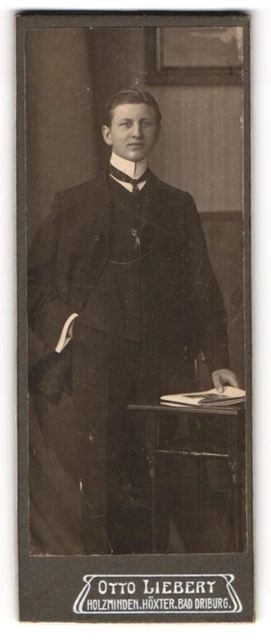 Fotografie Otto Liebert, Holzminden, Portrait junger herr in Anzug mit Hemd mit