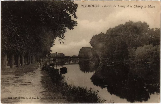 CPA Nemours Bords du Loing et le Champ de Mars (1267642)