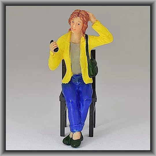 Dingler Handbemalte Figur Polyresin Spur 1 Frau sitzend, gelbe Jacke (100211-01)