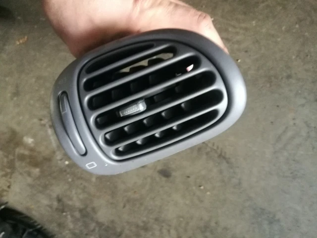 Grille D’aération Tableau De Bord Avant Gauche Pour Peugeot 206 – Conducteur – Pièce D’occasion En Bon état