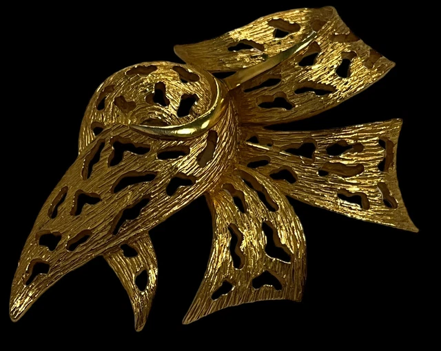 Vintage Signed Trifari Gold Tone Filigree Style Textured Bow Ribbon Brooch/Pin