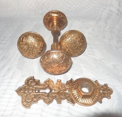 Beautiful Antique (4) Brass Door Knobs & (2) Back Plates R&E Mfg Co. Very Ornate