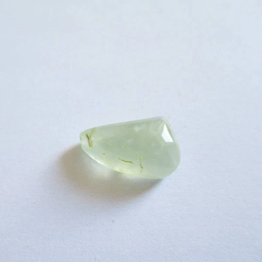 Préhnite cabochon pierre fine 17x10x7mm gemme multicolore reiki chakra plexus