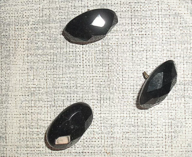 Anciens boutons en verre noir jais à facettes