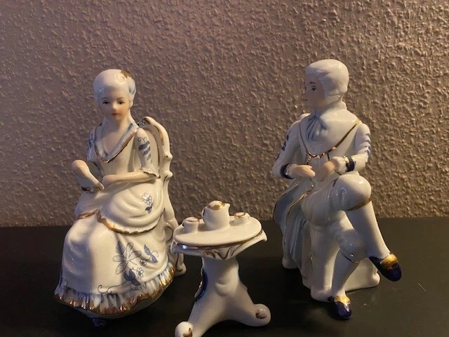 Couple Figurine femme reine courtisane et gentilhomme en Porcelaine XXe vitrine