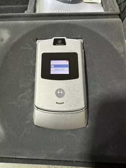Vintage And original Motorola MQ3 ‘razr’ phone with accessories