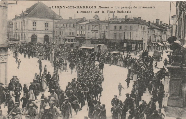 CPA 55 LIGNY en BARROIS (Meuse) Un Passage de Prisonniers Allemands sur la Place