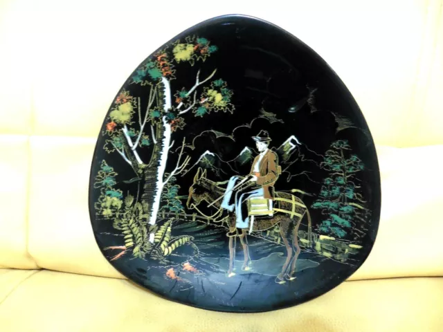 Assiette noire en émaux de LONGWY