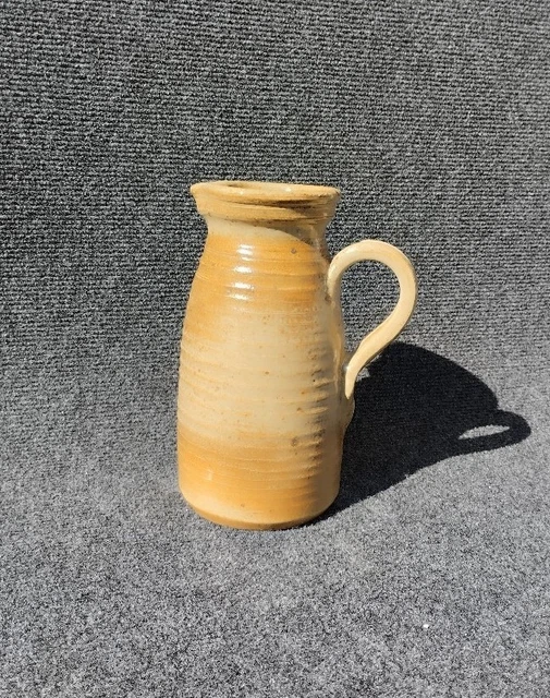 Pichet en grès signé Fontgombault , poterie monastique xxe