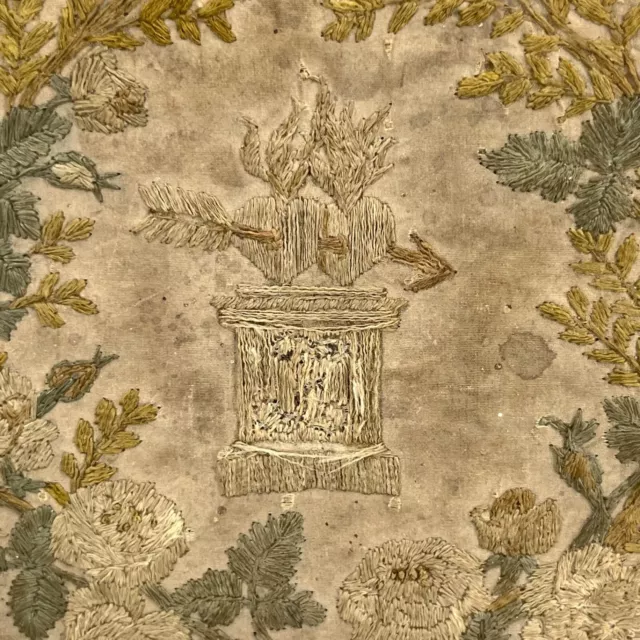 Boîte ancienne XVIIIe siècle en paille et broderie décor coeurs ardents 18e 2