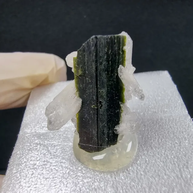 Schöner Epidot X Kristall mit Quarz 20*17*9mm aus Brasilien grün Bergrkistall