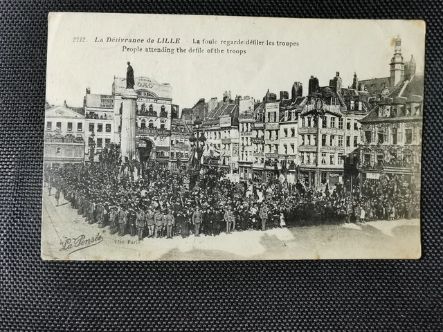 CPA 59 La Délivrance de LILLE - La Foule watches the troops parade