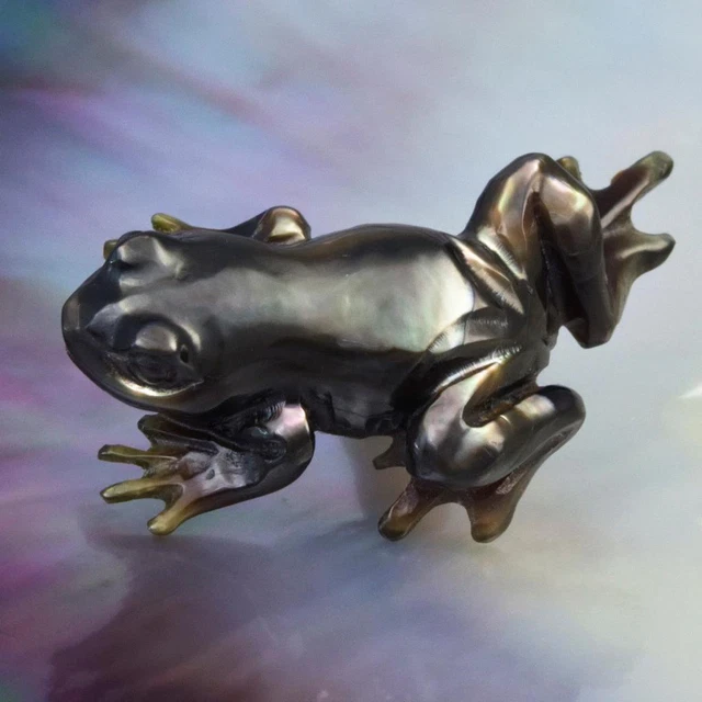 Frog Carved Black Mother-of-Pearl Shell Figurine Collection Jewelry Design 6.19g