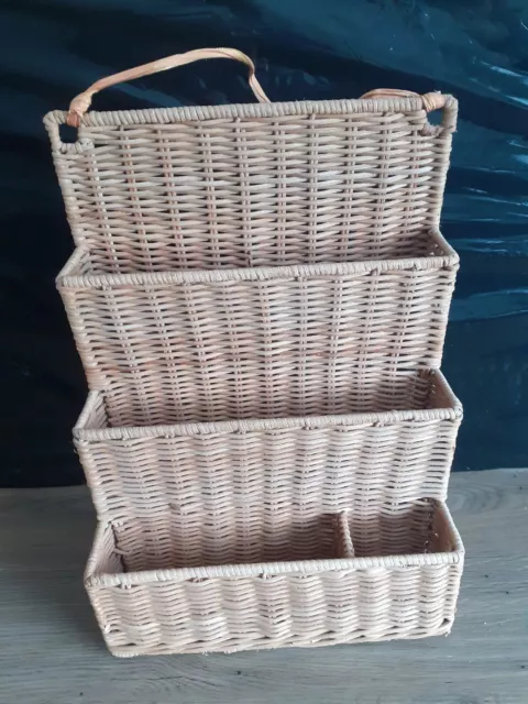 Range courrier trieur porte lettre ancien en rotin ,osier , bois