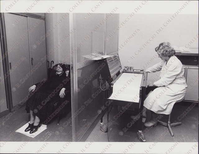 1981 MILANO Policlinico Esame elettroencelalografico Medicina Foto Belluschi 2