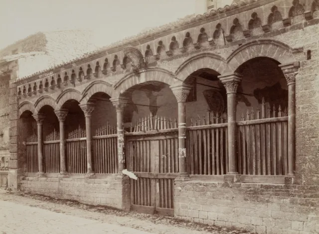 FRATELLI ALINARI (19.Jhd), Monte Frumentario Barberini, Assisi, um 1880, Albumin