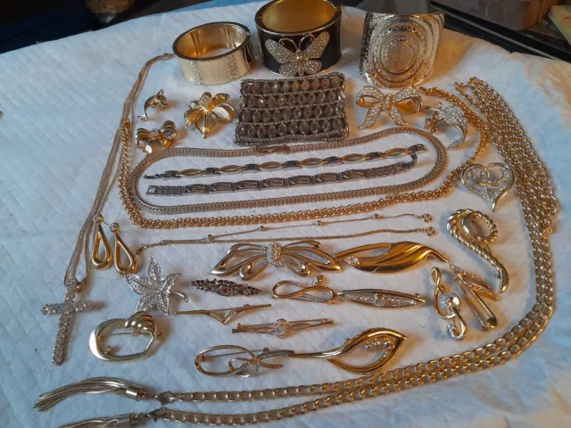 Nice Lot Mixed Age Inc Vintage Gold Plated Jewellery/Bangles/Chains/Brooches