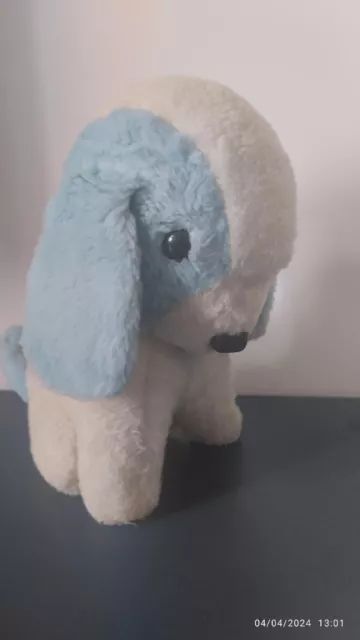 vintage peluche chien beige et bleu assis