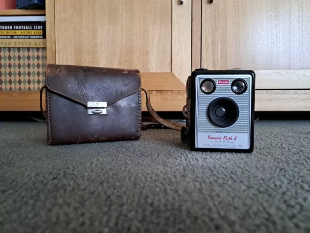 KODAK BROWNIE Flash II Vintage Box Camera and original leather case