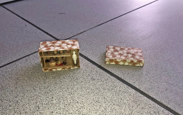 Ancienne Commode Miniature En Porcelaine Franz - Boîte à Bijoux Pour Poupée - Vintage Allemagne