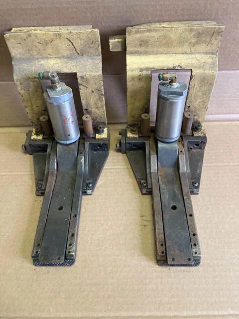 Strippit FC 1000 III work clamps (set) Strippit FC 1000 III work clamps (set)