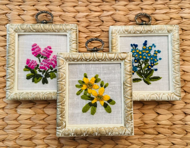 Juego vintage de 3 mini crewel bordado flores enmarcadas cabaña núcleo curiosidad