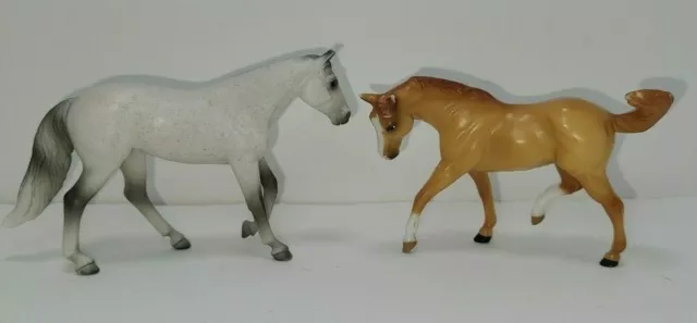 Vtg 1999 Breyer Reeves 2-Mini Miniature Horse Figures (1-White 1-Brown Figure)