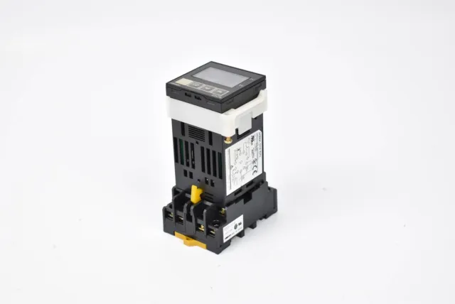 Omron Temperature Controller 100-240VAC 50/60Hz 6VA E5CN-R2PU incl. Socket P2CF-11-E