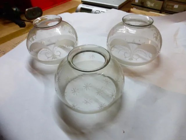 Lotto Di 3 Antico Globe per Lampada A Pétrole. Epoca XIX Cristallo Inciso Acido