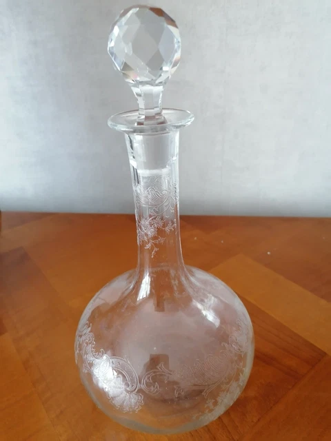 une carafe en verre gravé avec bouchon en très bon état 4