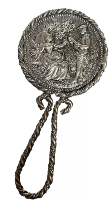 Ancien petit miroir à main en métal repoussé à décor de scène galante animée