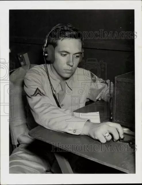 1943 Press Photo PFC Eugene MacArthur in training at Scott Field radio school