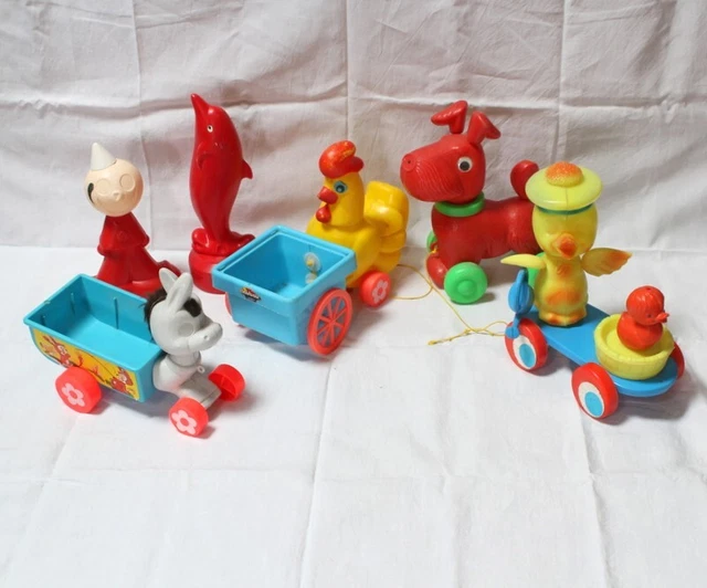 JOUET VINTAGE DE BAZAR EN PLASTIQUE - CHIEN CANICHE SUR