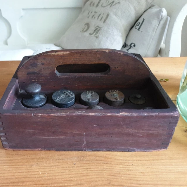 Alte Gewichte im Holzkistchen für eine Küchenwaage Patina Shabby