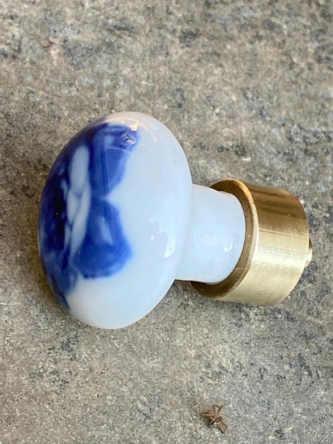 Ancien bouton de tiroir en porcelaine et laiton