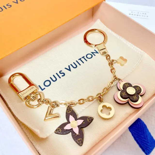 Louis Vuitton Blooming Flowers Key Ring Bag Charm (SHF-BiRwpy) – LuxeDH