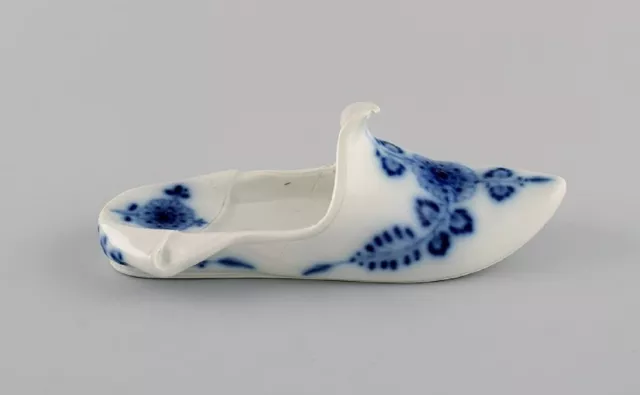 Meissen, Germany. Antique miniature slipper in hand-painted porcelain.