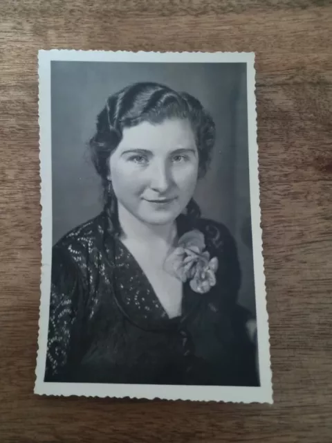 Foto alt antik  hübsche junge Frau mit Zöpfen 1933  (8)