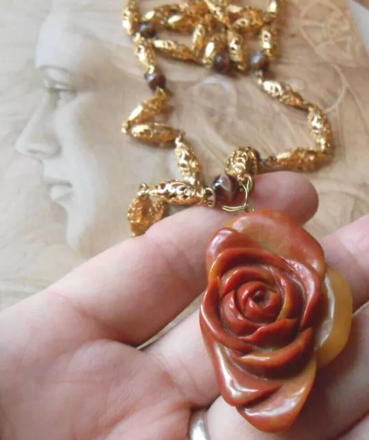 Collier sautoir ancien Art Nouveau plaqué or pendentif agate et rose corail