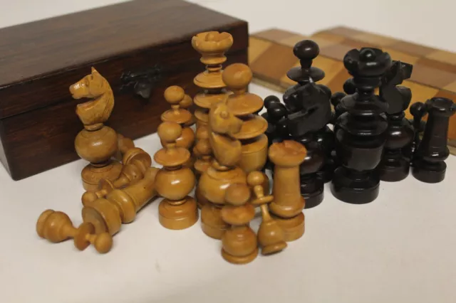 Alte Schachspielfiguren aus Holz mit Brett