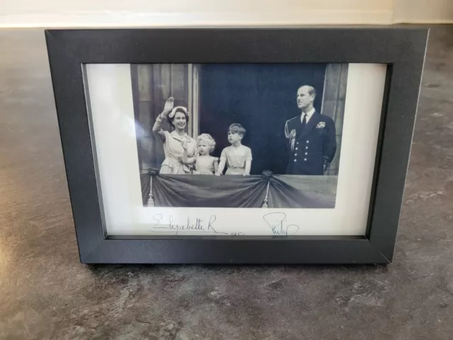 Queen Elizabeth Ii N Prince Phillip N Children Signed 6 X 4 Framed Photo Print 3