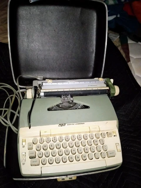 Vintage SMITH CORONA CORSAIR Aqua Blue Working Typewriter with Case