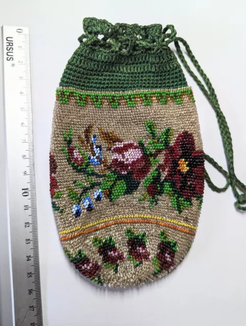 Biedermeier  Tasche Beutel Perlen Blumenmuster auf goldglitzerndem Hintergrund