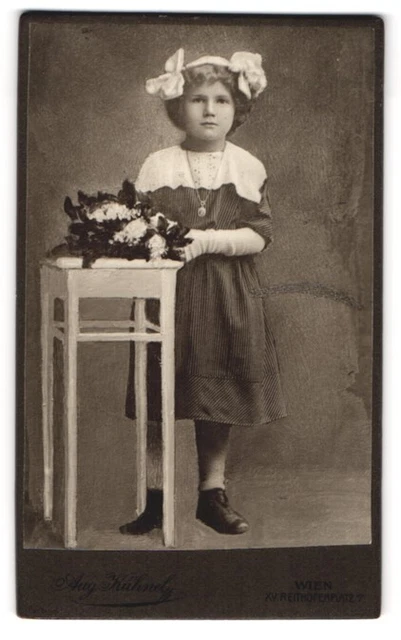 Fotografie Aug. Kühnel, Wien XV., Reithoferplatz 7, Kleines Mädchen mit Haarsch