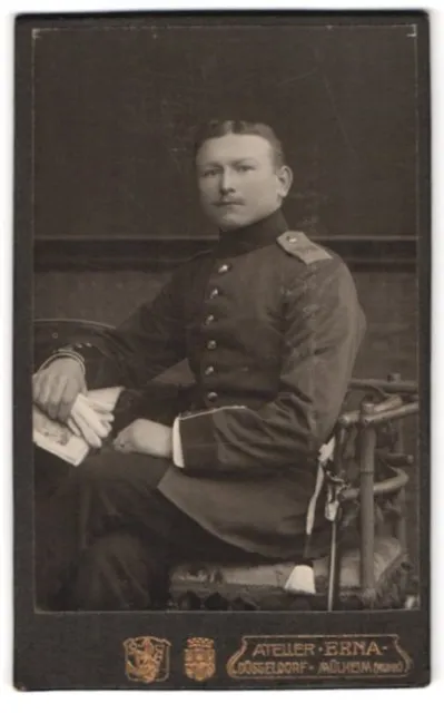 Fotografie Atelier Erna, Düsseldorf, Portrait Soldat in Uniform mit Bajonett un
