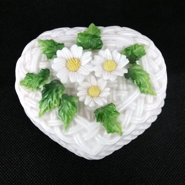 Heart Trinket Box With Lid 3D Daisies Flowers White Milk Glass Weaven Pattern