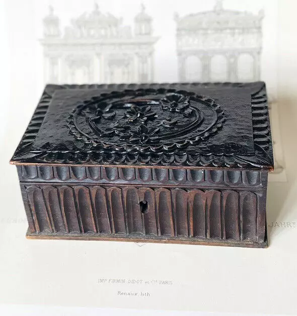 Ancien coffret à bijoux en bois sculpté de fleurs